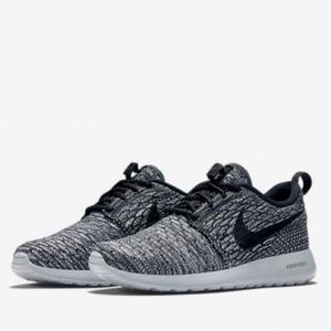 Nike Roshe One Flyknit Runner in Grey / Black